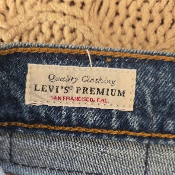 Levi's Premium Denim Button-Fly Wedgie Jean in Medium Wash - Size 31 - Picture 8 of 13
